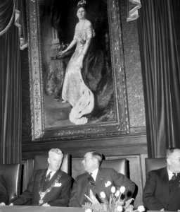 100 jaar Noordzeekanaal, herdenking in raadhuis van Velsen links burgemeester va, Bestanddeelnr 917-5127