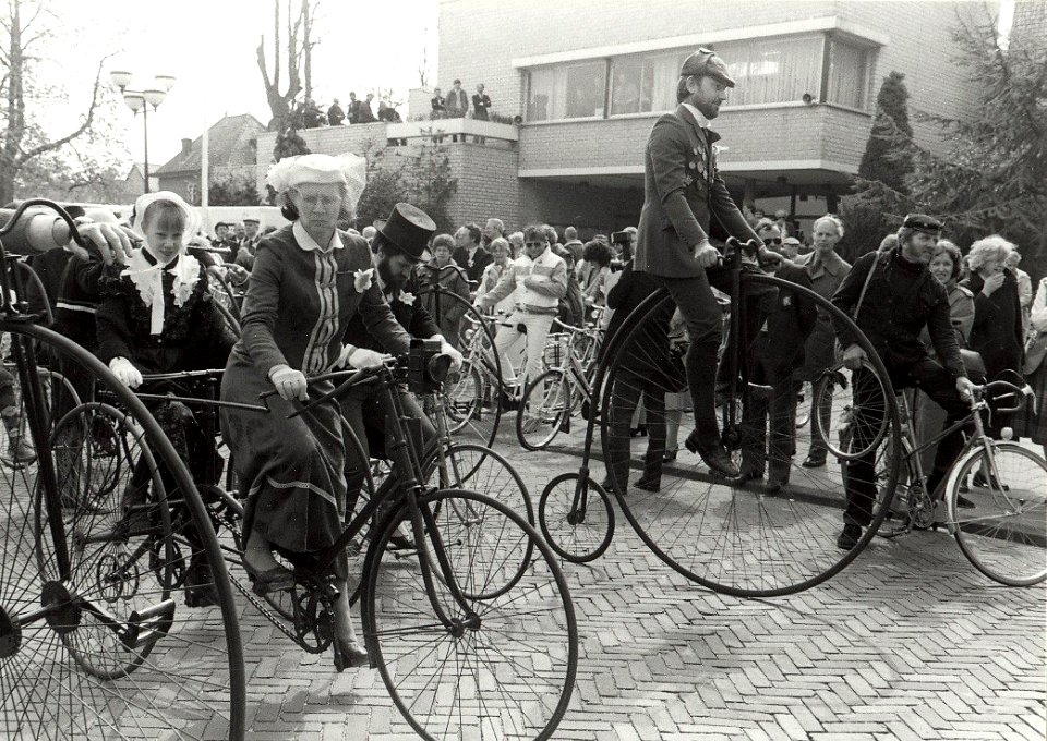 100-jarig A.N.W.B. jubileum herdacht met een tocht per velocipede-berijders bij het vertrek vanaf het raadhuis in Bennebroek. Neg. 22982 k 21a, NL-HlmNHA 54013857