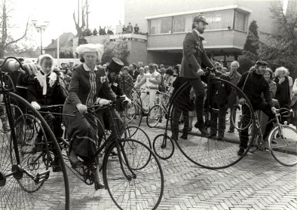 100-jarig A.N.W.B. jubileum herdacht met een tocht per velocipede-berijders bij het vertrek vanaf het raadhuis in Bennebroek. Neg. 22982 k 21a, NL-HlmNHA 54013857