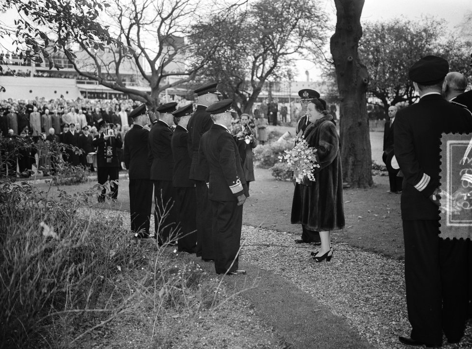 100 jaar KIM Den Helder bezoekdag koningin Juliana. Vijf oud-commandanten van he, Bestanddeelnr 906-7893
