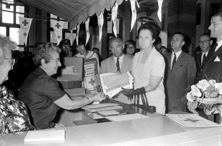 100-jarig bestaan Rode Kruis . Mevrouw A. Koets- van Oordt (rechts) koopt postze, Bestanddeelnr 920-5800