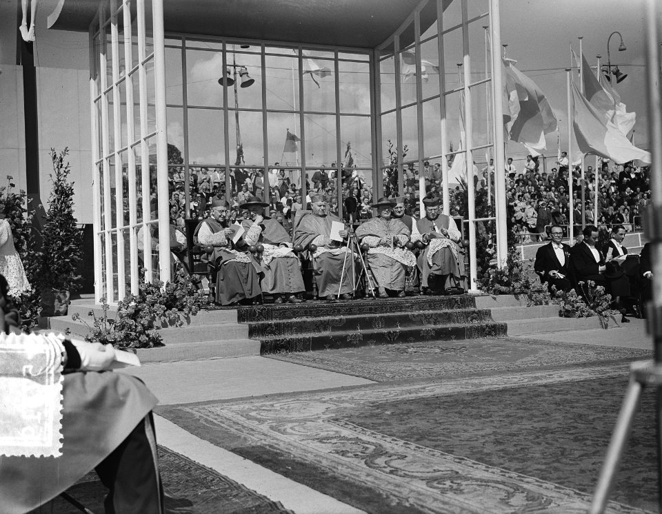 100 jaar Kromstaf. Stadion De Galgewaard. Bisschoppen en kardinalen onder afdak,, Bestanddeelnr 905-7319