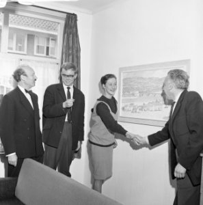100000 ste Lid Openbaar Kunstbezit de heer Groenheide ontvangt schilderij van W, Bestanddeelnr 913-6204