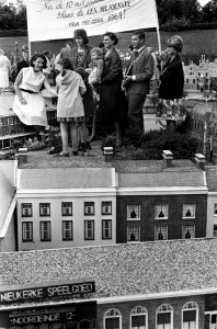 1000000e bezoekster in Madurodam, mevrouw Huber uit Kesteren, Bestanddeelnr 916-8160