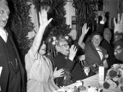 100-ste Verjaardag van mevrouw Smorenburg . Hoera voor de jarige, Bestanddeelnr 912-7968
