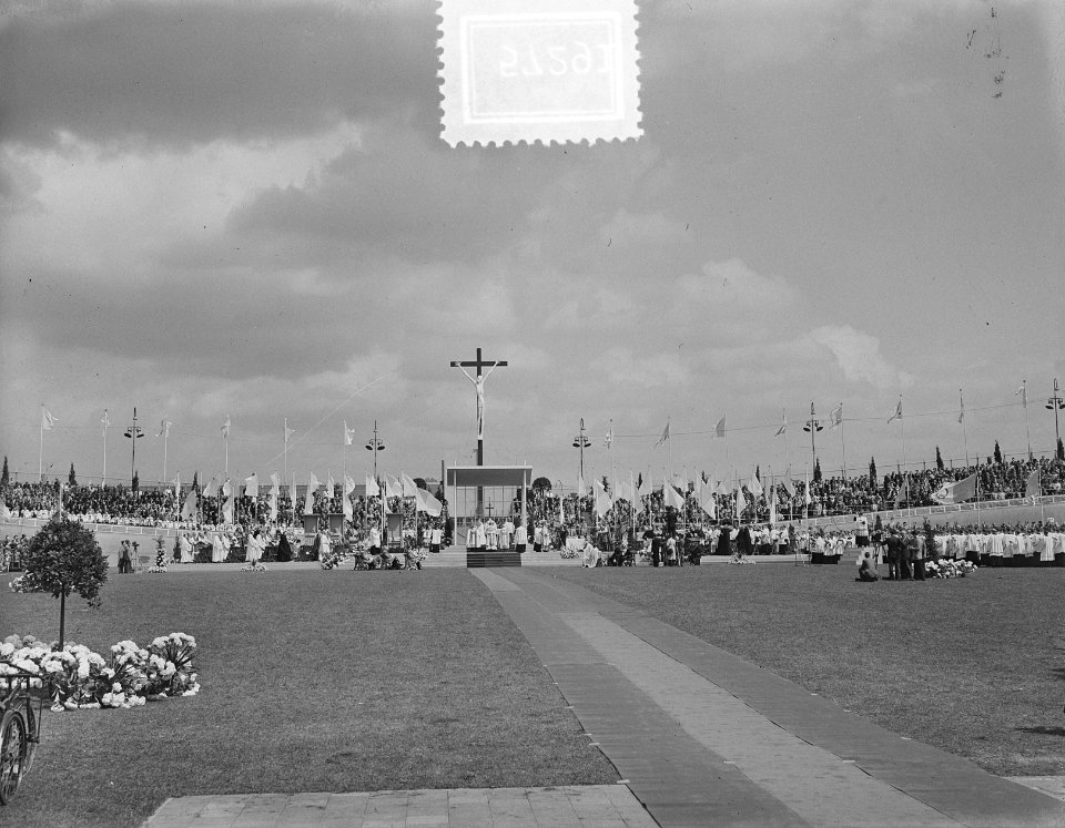 100 jaar Kromstaf. Stadion De Galgewaard. Overzicht Heilige Mis, Bestanddeelnr 905-7291