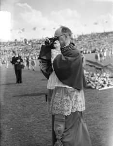 100 jaar Kromstaf. Stadion De Galgewaard. Fotograferende priester, Bestanddeelnr 905-7300