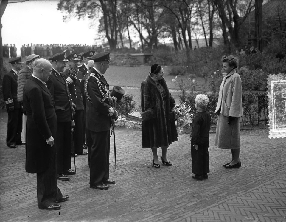 100 jaar KIM Den Helder bezoekdag koningin Juliana. De koningin krijgt bloemen a, Bestanddeelnr 906-7901
