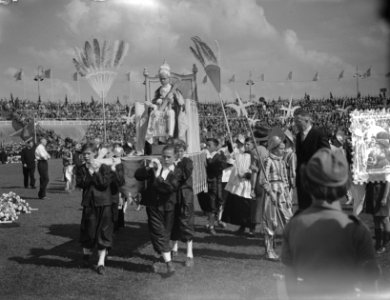 100 jaar Kromstaf. Stadion De Galgewaard. Optocht. Kinderpaus met Zwitserse gard, Bestanddeelnr 905-7298