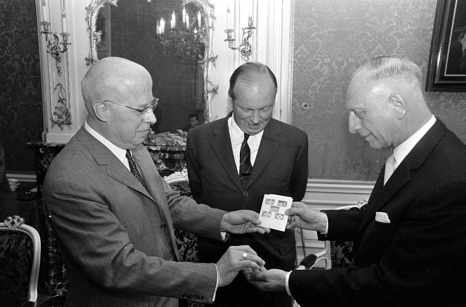 100-jarig bestaan Rode Kruis . Professor L. J. R. Beel koopt eerst zegels van A., Bestanddeelnr 920-5798