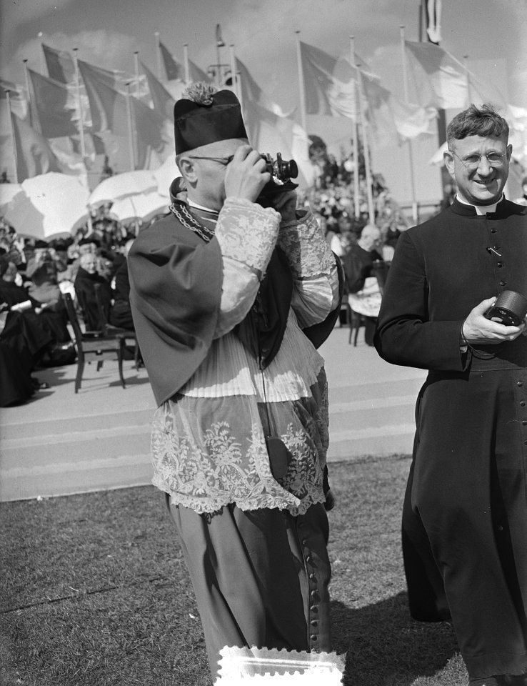 100 jaar Kromstaf. Stadion De Galgewaard. Fotograferende priester, Bestanddeelnr 905-7301