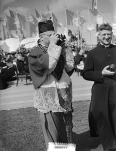 100 jaar Kromstaf. Stadion De Galgewaard. Fotograferende priester, Bestanddeelnr 905-7301