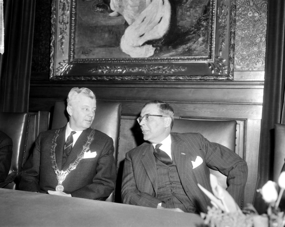 100 jaar Noordzeekanaal, herdenking in raadhuis van Velsen links burgemeester va, Bestanddeelnr 917-5130
