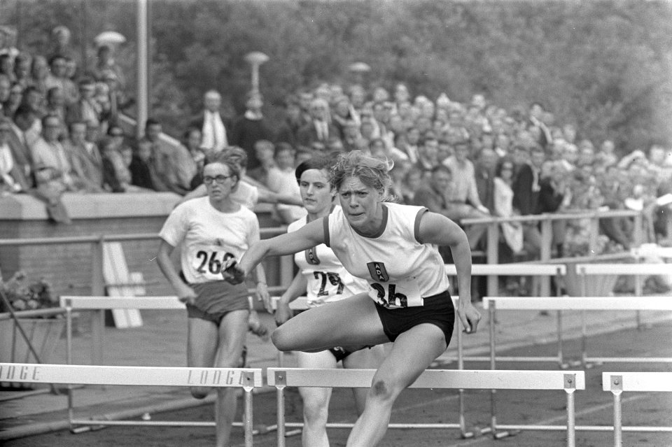 100 m hordelopen dames, Mieke Sterk in actie, Bestanddeelnr 922-6811