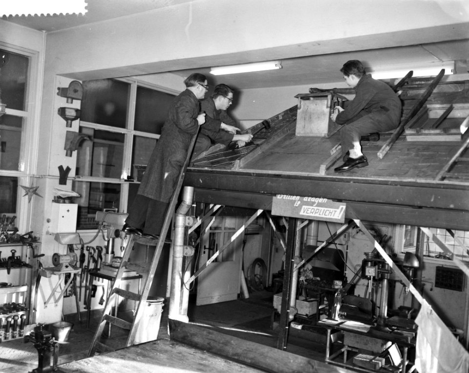 100 jaar technisch onderwijs in Amsterdam, leerling loodgieters op een dak bezig, Bestanddeelnr 911-9642