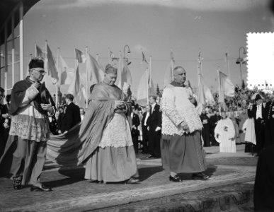 100 jaar Kromstaf. Stadion De Galgewaard. Kardinaal-legaat en andere geestelij�, Bestanddeelnr 905-7312
