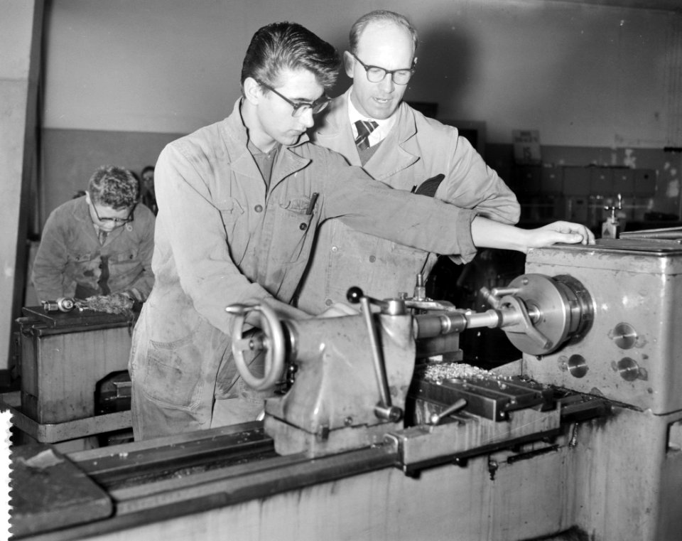 100 jaar technisch onderwijs in Amsterdam, de aanstaande machinebankwerker met z, Bestanddeelnr 911-9643