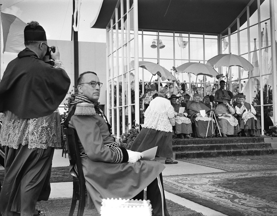 100 jaar Kromstaf. Stadion De Galgewaard. Kardinaal-legaat en andere geestelij�, Bestanddeelnr 905-7311
