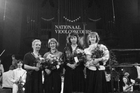 11e Nationale Vioolconcours Oscar Back winnares Cecile Huynen, Bestanddeelnr 933-9571 photo