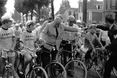 12e Tour de oude Jan voor jongens, start in Velp, peloton onderweg, Bestanddeelnr 924-7055