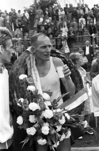 12e Internationale Marathon, Enschede Steylen met krans 1e Nederlander, Bestanddeelnr 922-7114