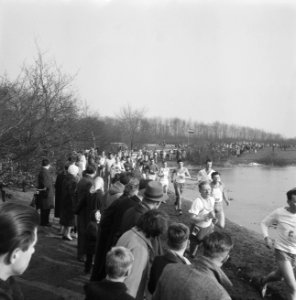 1200m Maple Leaf veldloop in Hilversum. Gerda Kraan (nummer 3) . Tijd 4.31.2, Bestanddeelnr 913-5953