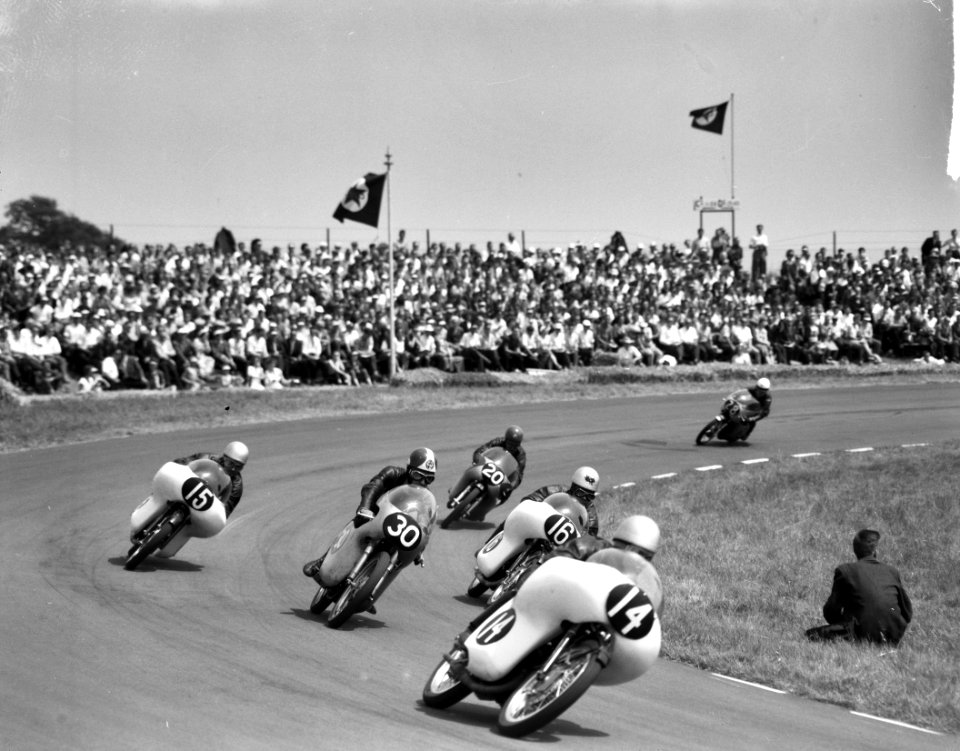 125cc race Nummer 15 Yoshikazu Sunaka (Yahama) , nummer 30 Zito (Ducati) , num, Bestanddeelnr 912-6408