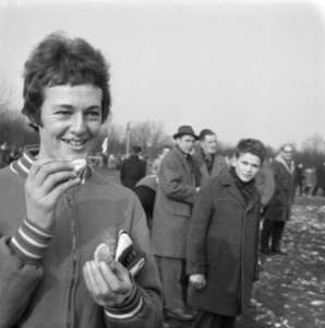 1200m Maple Leaf veldloop in Hilversum. Gerda Kraan (nummer 3) . Tijd 4.31.2, Bestanddeelnr 913-5951
