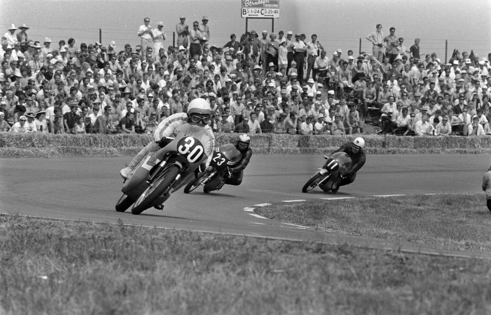125cc klasse. Wil artog (30), Walter Szabo (23), Dieter Braun (11), Bestanddeelnr 923-6298