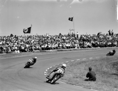 125cc race Nummer 26 Tom Phillis op Honda en nummer 22 Mike Hailwood op Honda, Bestanddeelnr 912-6407