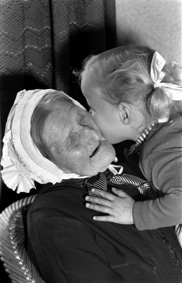 110e verjaardag Chrissemeue met nichtje 5e graad Sylvia Nijwold, Bestanddeelnr 910-7207