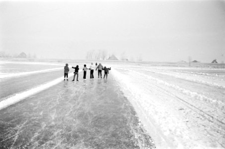 11, 12 kinderen schaatsen op Gouwzee bij Monnickendam, 13, 14 vogels in water , Bestanddeelnr 924-1477