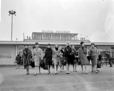 12 Topmannequins vertrokken voor propaganda Hollandse mode, vanaf Schiphol, Bestanddeelnr 914-9892