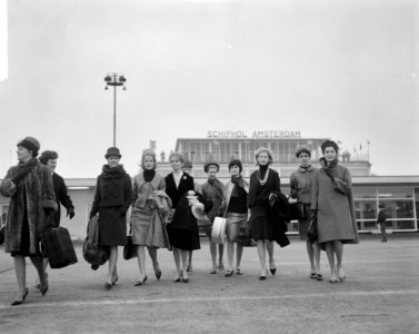 12 Topmannequins vertrokken voor propaganda Hollandse mode, vanaf Schiphol, Bestanddeelnr 914-9891