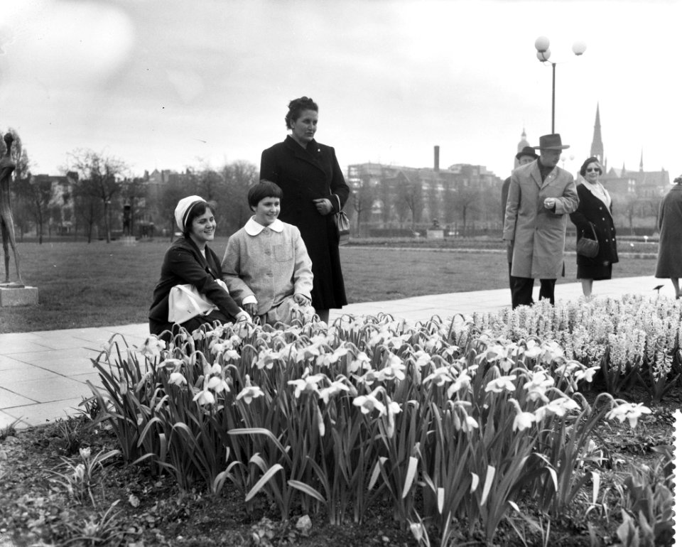 12-jarige Genevieve Moreau uit Luxemburg op Floriade, Bestanddeelnr 911-1466