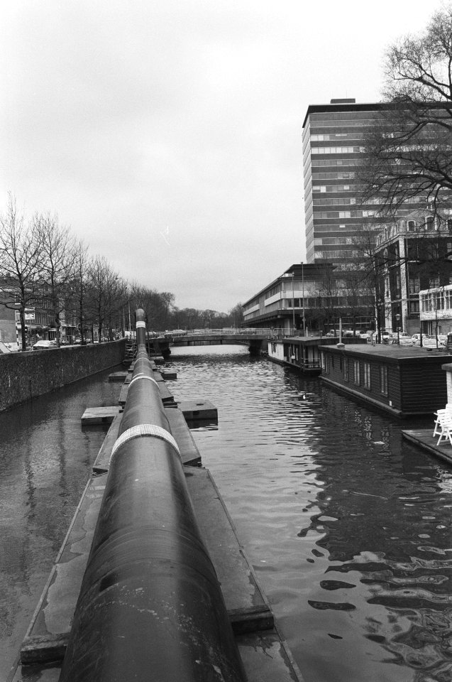 110 meter lange stalen zinker wordt in Stadhouderskade neergelaten om afvalwater, Bestanddeelnr 933-9493