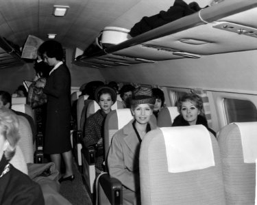 12 Topmannequins vertrokken voor propaganda Hollandse mode, vanaf Schiphol, Bestanddeelnr 914-9893