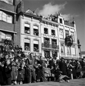 's-Hertogenbosch Publiek op straat en in de ramen van gebouwen, Bestanddeelnr 900-4130