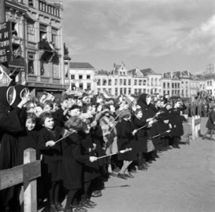 's-Hertogenbosch Kinderen en nonnen met vlaggetjes, Bestanddeelnr 900-4126 photo