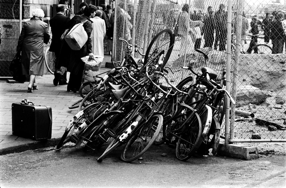 'Kluwe' fietsen voor het Centraal Station in Amsterdam, Bestanddeelnr 930-9326