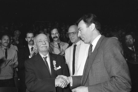 (Scheidend) COC-voorzitter N Engelschman (l) krijgt van minister Brinkman Konin, Bestanddeelnr 933-8334