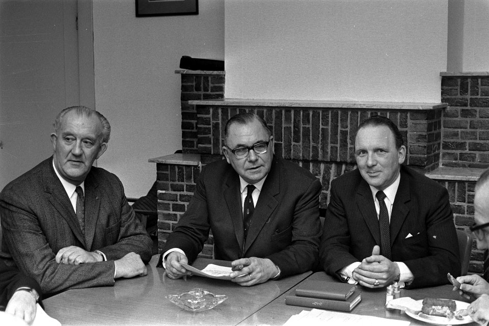 (v.l.n.r.)Fokke Remmers(voorzitter zaterdavoetbal),Wim Meuleman (voorz. KNVB) e�, Bestanddeelnr 923-4610