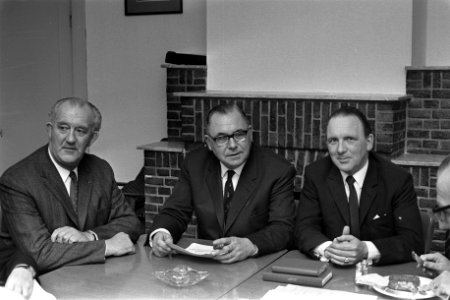 (v.l.n.r.)Fokke Remmers(voorzitter zaterdavoetbal),Wim Meuleman (voorz. KNVB) e�, Bestanddeelnr 923-4610