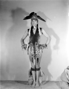 'Danse du Masque' Indiaanse danser, staand, met dierenvel en gevleugeld masker, Bestanddeelnr 190-0790