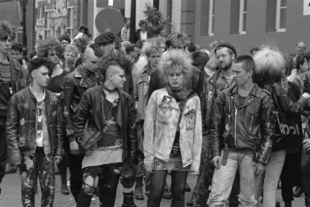 'Doe wat festival' in Deventer (festival van actiegroepen) deelnemers aan een d, Bestanddeelnr 933-0117