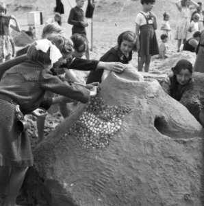  badgasten, zandkastelen, kinderen, Bestanddeelnr 900-8128