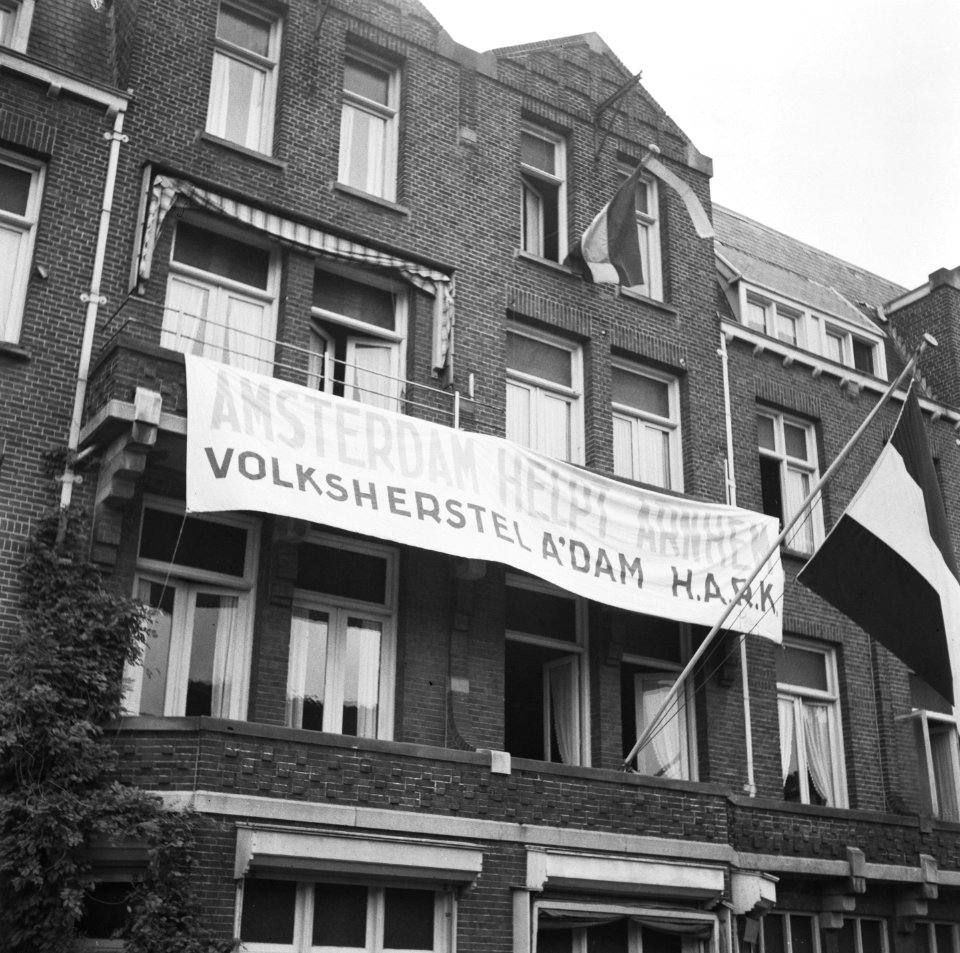 'Amsterdam helpt Arnhem' . HARK, Hulpactie Rode Kruis in Amsterdam. Mensen geven, Bestanddeelnr 900-6377