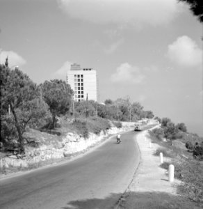 'Dan Hotel' op de berg Karmel, voorlangs een autoweg, Bestanddeelnr 255-2079
