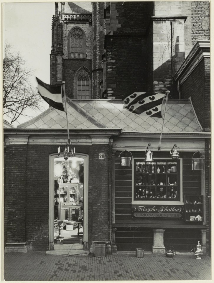 't Friesche Schathuis, handel in curiosa en souvenirs aan de Grote Markt 20., NL-HlmNHA 54004593