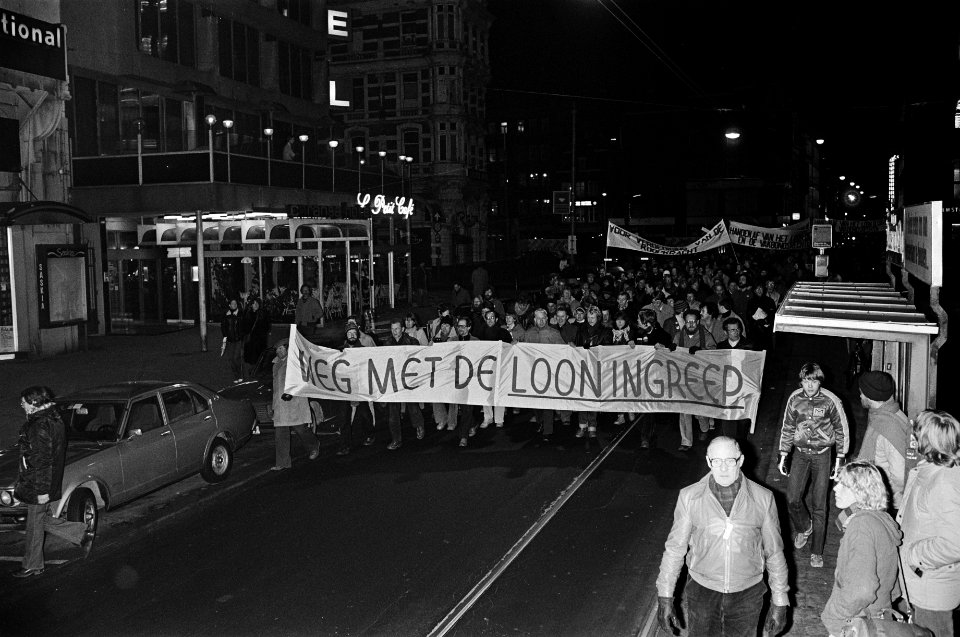 ( s Avonds ) demonstratie in Amsterdam tegen looningreep regering, Bestanddeelnr 930-6268